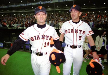 １９９７年４月、桑田（左）と一緒にお立ち台に向かう　（切り込み写真）１２年３月、スカパー！プロ野球セットの会見で桑田氏（左）と握手　