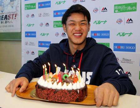 １９歳の誕生日を迎え、報道陣から贈られたケーキに笑顔を見せる高橋光