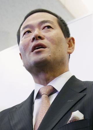 　清原和博容疑者の逮捕について、報道陣の質問に答える桑田真澄氏＝４日、宮崎市