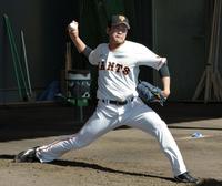 ブルペンで投球練習する巨人・菅野＝宮崎県総合運動公園（撮影・堀内翔）