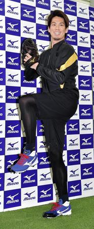 新スパイクを履いてシャドーピッチングをする前田健太＝東京千代田区のＩＷＡ　ＡＣＡＤＥＭＹ（撮影・園田高夫）