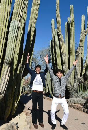 　キャンプ初の休日を利用してアリゾナ州にある植物園を訪れ、「サボテンのポーズ」をとる日本ハムの新人、上原（左）と加藤（共同）
