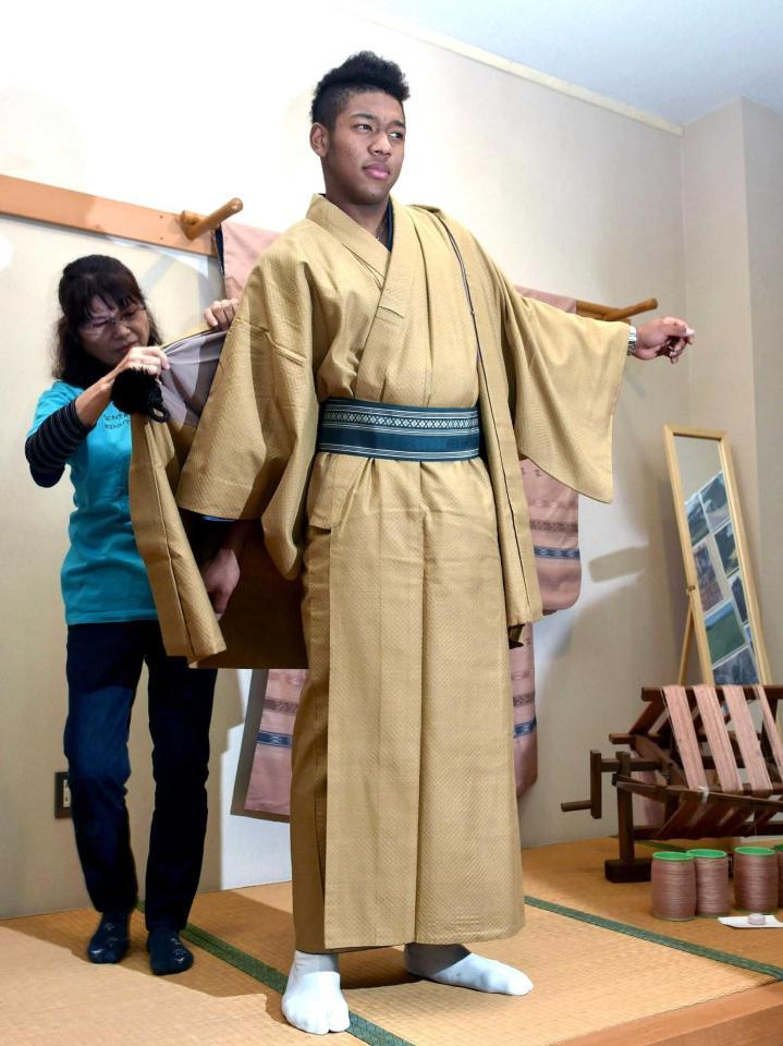 　久米島紬の着付け体験をするオコエ