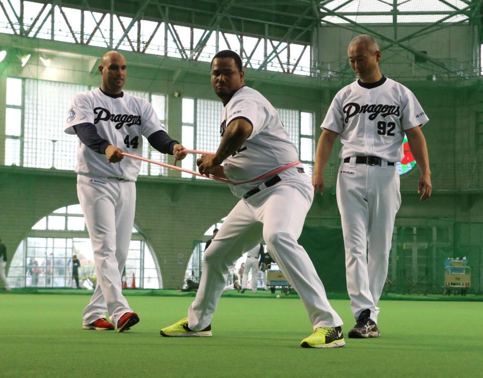 チューブを使って投球フォームを確認するハイメ（中央）とバルデス（左）。右は勝崎チーフコンディショニングコーチ