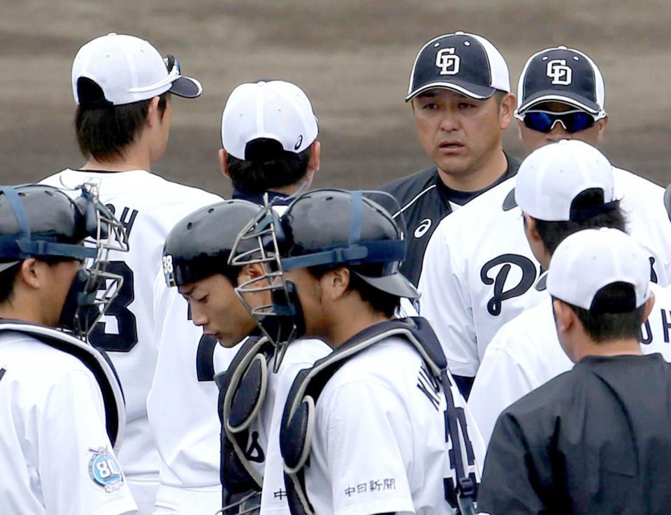 　選手にサインプレーの反省点を話す谷繁監督（後方右から２人目）