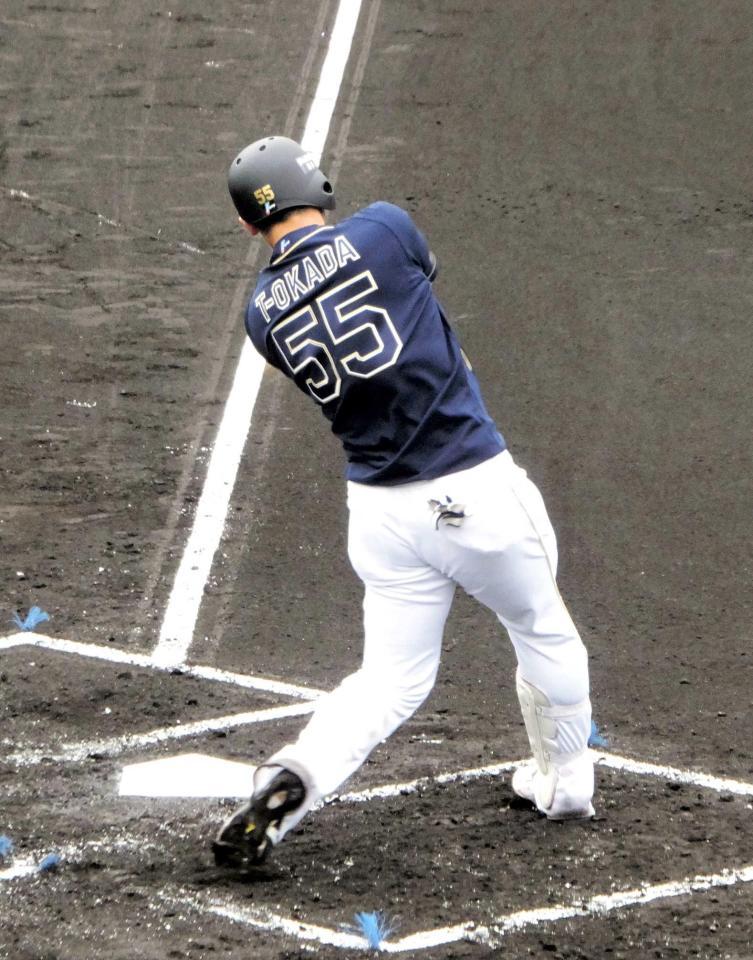 　紅白戦でクリーンヒットを放つＴ－岡田