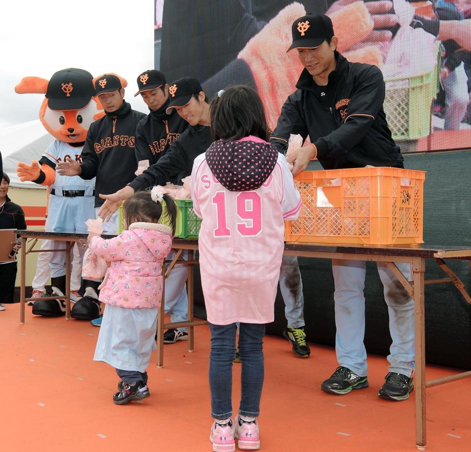 バレンタインでファンとふれ合う（右から）巨人・小林、重信、立岡、岡本＝宮崎県総合運動公園（撮影・堀内翔）