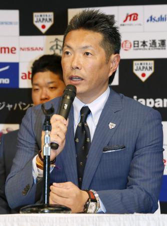 　野球の日本代表メンバーを発表し、記者会見する小久保監督＝１５日、那覇市