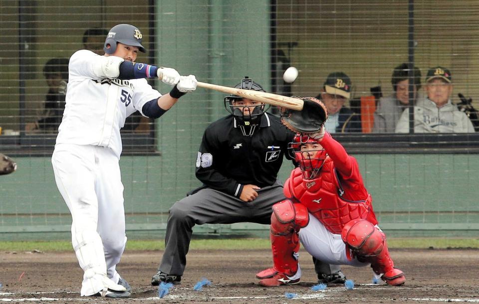 　７回、Ｔ-岡田は、宮内オーナー（右奥）の前でソロを放つ（撮影・吉澤敬太）