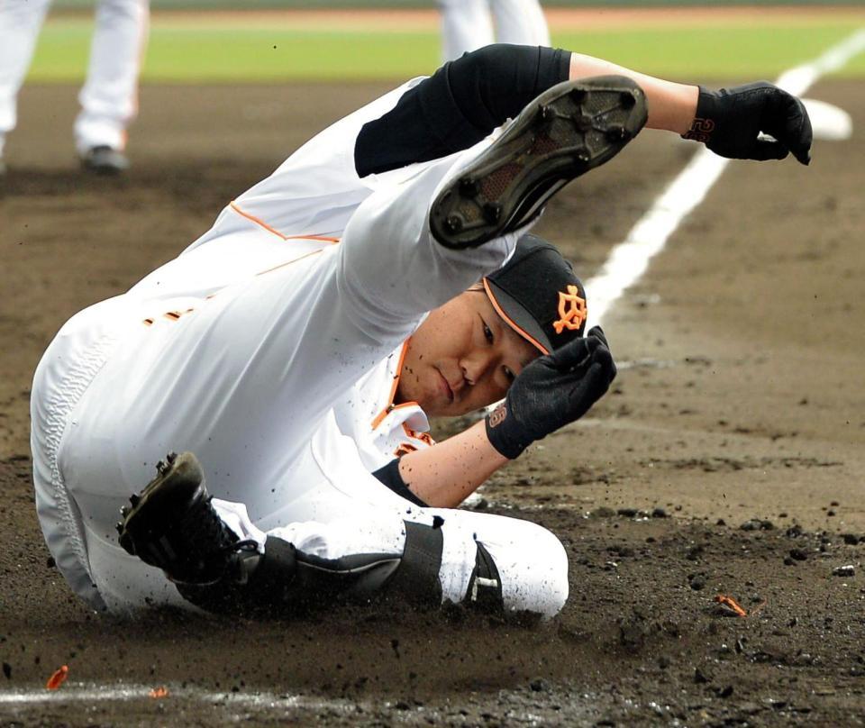 スライディング練習で大きく足を蹴り上げる巨人・内海哲也＝沖縄セルラースタジアム那覇（撮影・出月俊成）