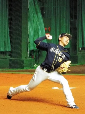 ブルペンで投げ込む金子