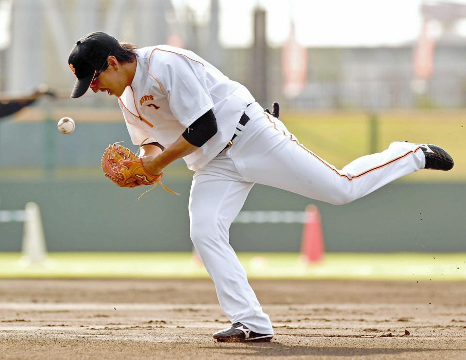 内野でのノックに苦戦する長野（撮影・出月俊成）