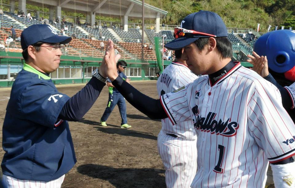 　真中監督（左）とタッチをする山田（撮影・佐々木彰尚）