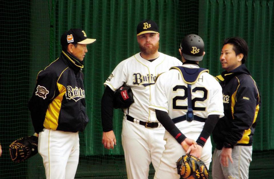 　酒井コーチ（左）からアドバイスを受けるコーディエ