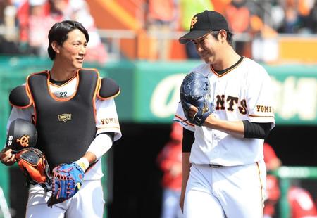 　２回を投げ終え、苦笑しながらベンチに戻る管野（左は小林）