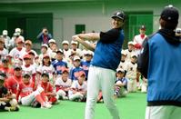 野球教室で地元の少年たちにバッティングの見本を見せる日本ハム・大谷翔平＝名護（撮影・開出牧）