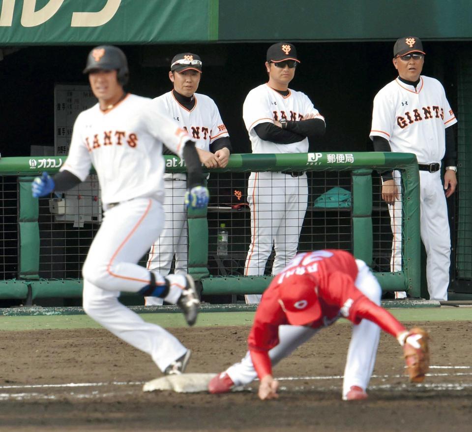 　６回、併殺に倒れた大田（左手前）をベンチから渋い表情で見つめる高橋監督（右から２人目）＝撮影・出月俊成