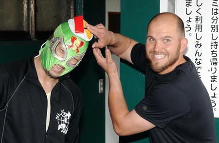 大好物のお寿司を差し入れしてくれた全日本プロレスのＳＵＳＨＩ（左）と記念撮影に納まる日本ハムのブランドン・レアード＝名護（撮影・開出牧）