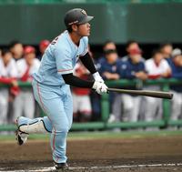 ７回巨人１死三塁、中越えに同点二塁打を放つ巨人・岡本和真＝沖縄セルラースタジアム那覇（撮影・出月俊成）