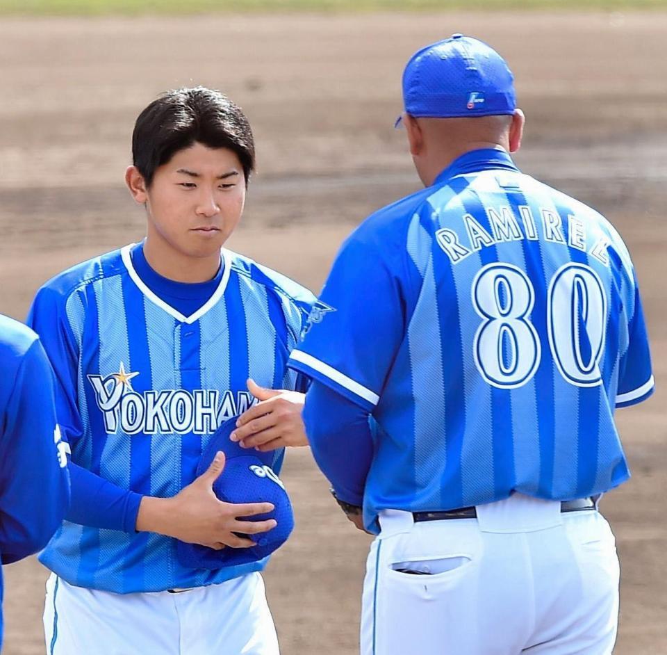 ラミレス監督（右）からキャンプＭＶＰ賞を渡される今永＝宜野湾（撮影・園田高夫）