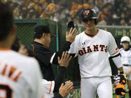 　５回、本塁打を放ち、ナインに迎えられる巨人・小林誠＝東京ドーム