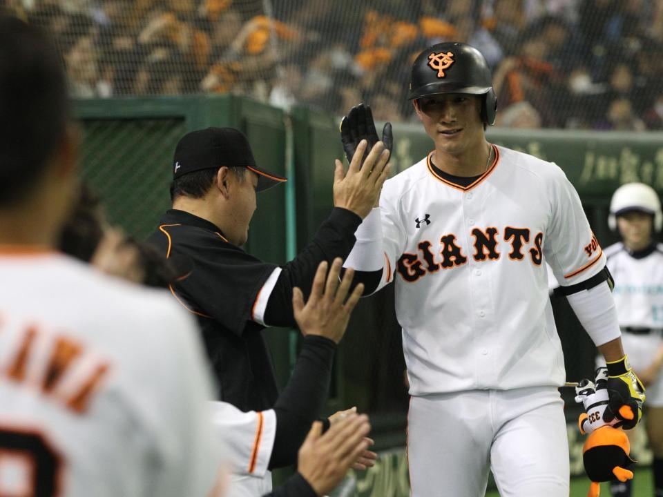 　５回、本塁打を放ち、ナインに迎えられる巨人・小林誠＝東京ドーム