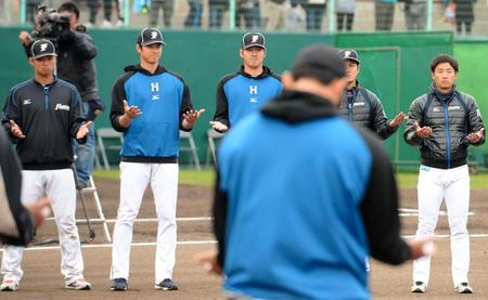 　一本締めでキャンプを打ち上げた大谷（左から２人目）ら日本ハムナイン（撮影・開出牧）