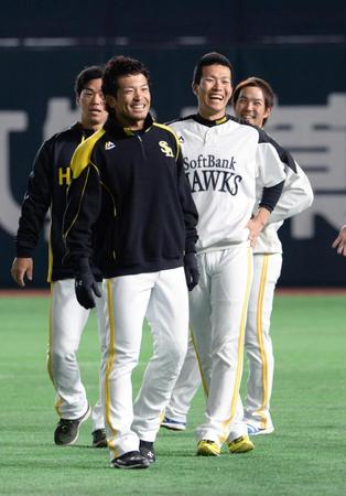 　練習中に笑顔の千賀（右から２人）や松田（同３人目）