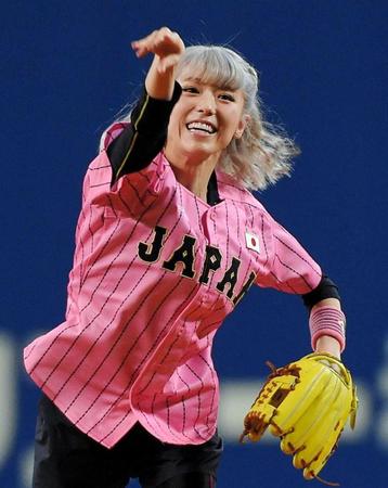 侍ジャパン強化試合で始球式をつとめた若槻千夏＝ナゴヤドーム（撮影・堀内翔）