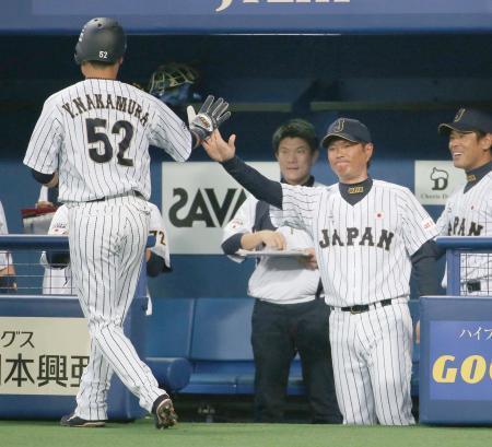 　台湾戦の２回、先制の２点二塁打を放った中村悠（左）とタッチを交わす小久保監督＝ナゴヤドーム