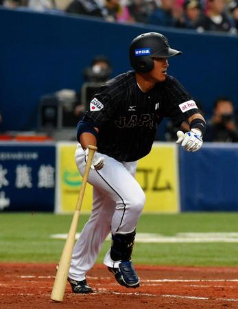 ５回日本１死二塁、日本・銀次が勝ち越し右前打を放つ＝京セラドーム大阪（撮影・堀内翔）