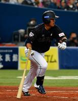 ５回日本１死二塁、日本・銀次が勝ち越し右前打を放つ＝京セラドーム大阪（撮影・堀内翔）