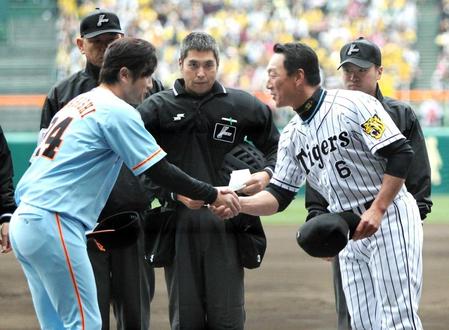 　試合前、高橋監督（左）と笑顔で握手を交わす金本監督（撮影・高部洋祐）