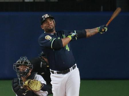 　１回、バレンティンが先制の左越え２ランを放つ