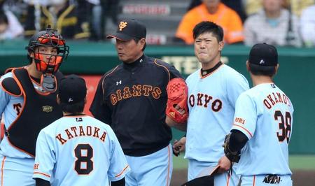 　４回、阪神打線に６連打、一挙５点を許し険しい表情の内海（右から２人目）＝撮影・田中太一