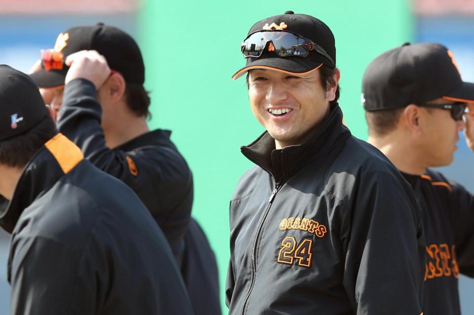練習前、笑顔を見せる巨人の高橋監督