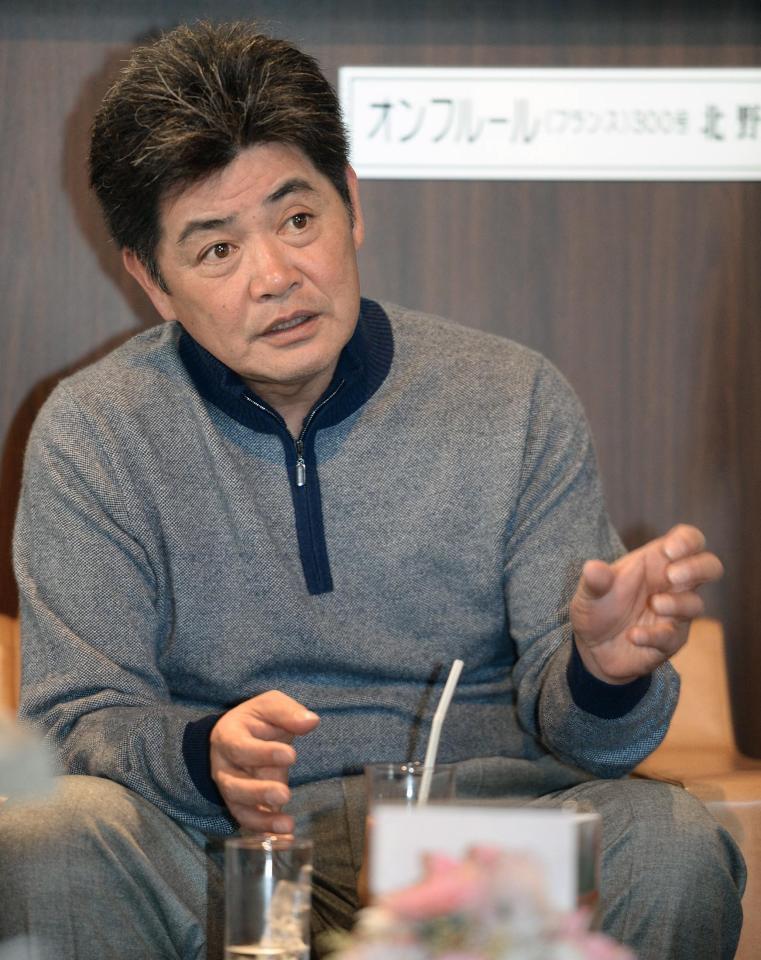 滞在先の宿舎で記者の質問に答える工藤監督