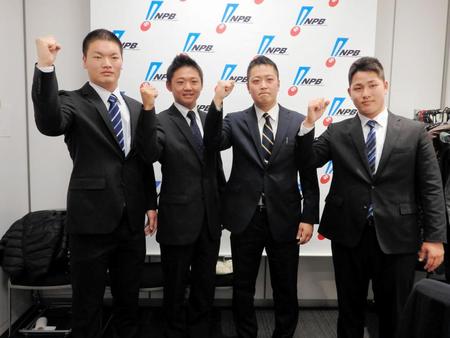 ２年目の契約を更新した鈴木研修審判員と新たに契約した木村、野田、松本研修審判員（左から）