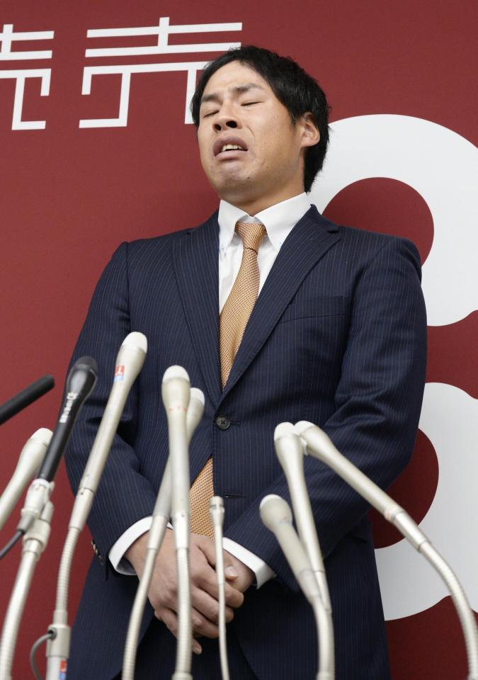 　記者会見で感情をあらわにするプロ野球巨人の高木京介