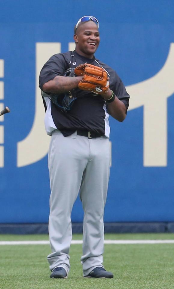 　明るい表情でレフトの守備練習に就く中日のビシエド＝ＱＶＣマリン