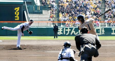 ２回、大谷（右奥）を空振りの三振に打ち取るメッセンジャー