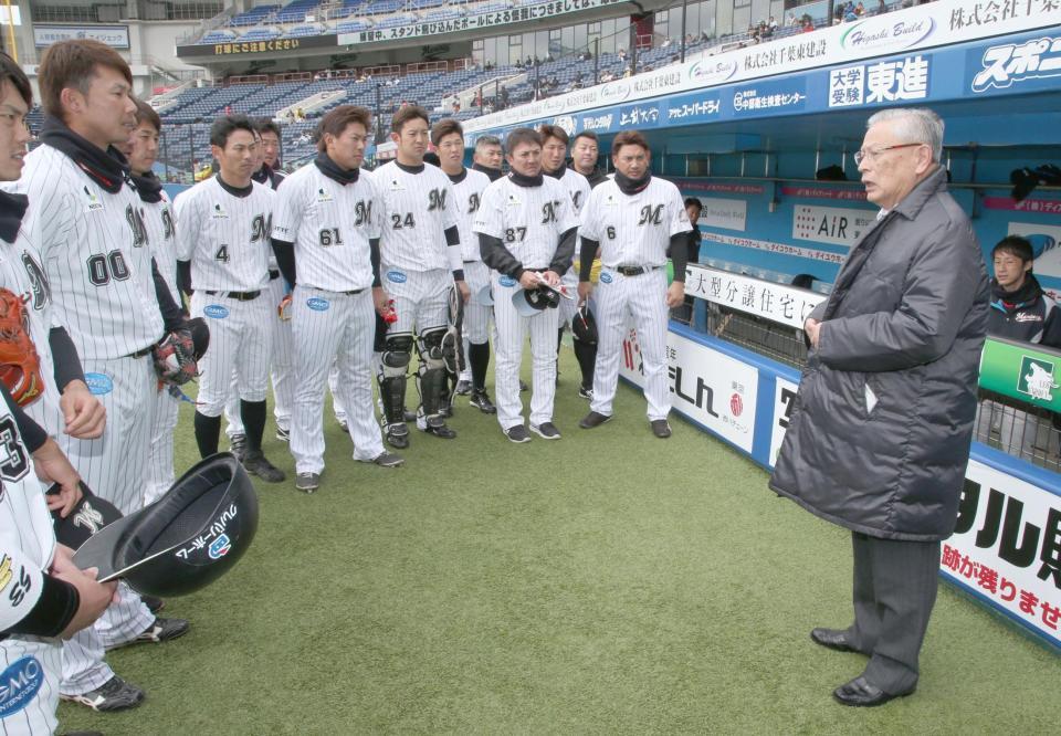 　ロッテの選手らに訓示するプロ野球の熊崎勝彦コミッショナー（右）＝11日、ＱＶＣ