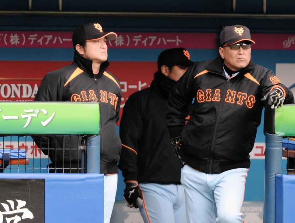 打線沈黙にベンチで冴えない表情の巨人・高橋由伸監督（左）。右は村田真一コーチ