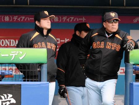 ベンチでさえない表情の高橋監督（左）。右は村田コーチ　　