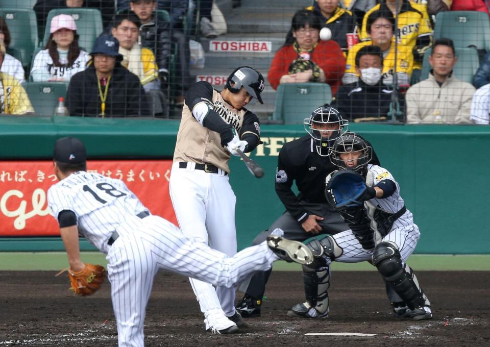 ４回日本ハム２死、遊飛に倒れる日本ハム・大谷翔平＝甲子園（撮影・田中太一）