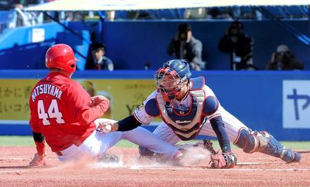 　２回、会沢の左前打で本塁へ滑り込む三走・松山（左）。ビデオ判定でコリジョンルールが適用され、セーフになる（撮影・堀内翔）