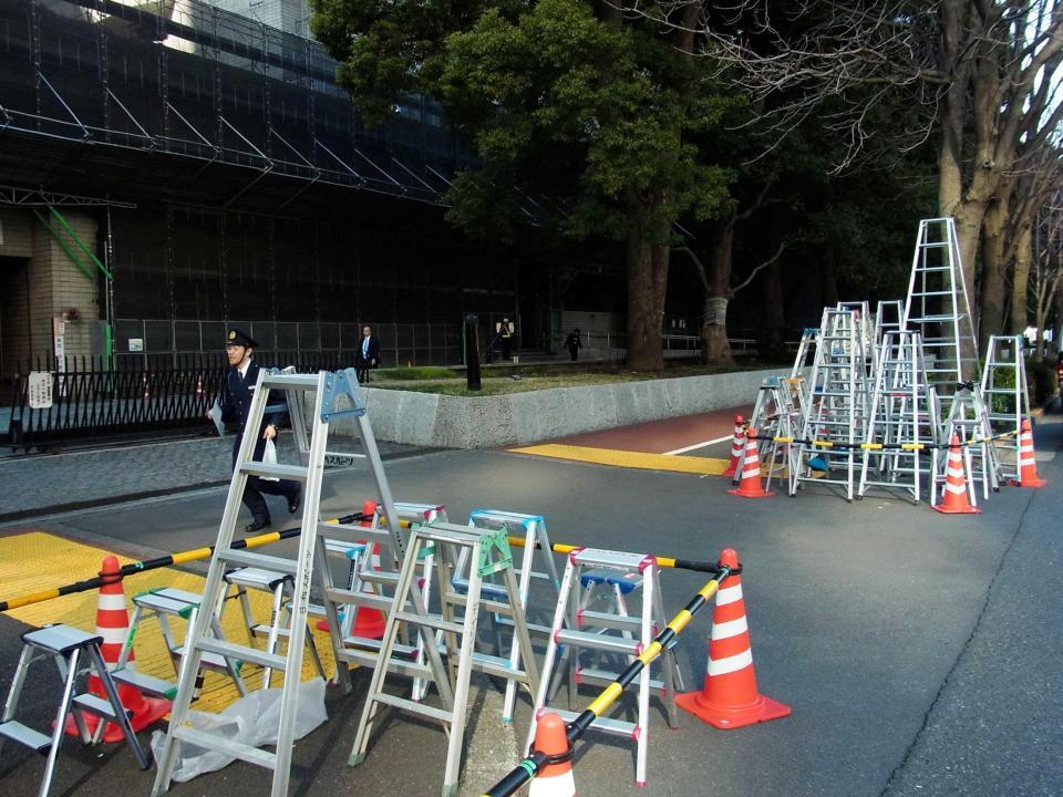 　清原被告の保釈に備え、警視庁前にはカメラマンの脚立がズラリと並んだ＝東京・桜田門