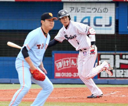 　４回、内海（左）から左前に同点タイムリーを放つ山田