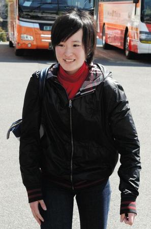 笑顔で球場入りする藤田菜七子＝千葉・鎌ケ谷ファイターズタウン（撮影・開出牧）