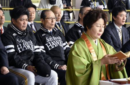 　「鷹観音」で３年連続の日本一を祈願する（左から）ソフトバンクの工藤監督、王球団会長ら＝１８日、福岡市のヤフオクドーム